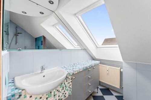 Tageslichtbad mit Dusche - Etagenwohnung mit 95,00 m² in Seukendorf zum Kaufen