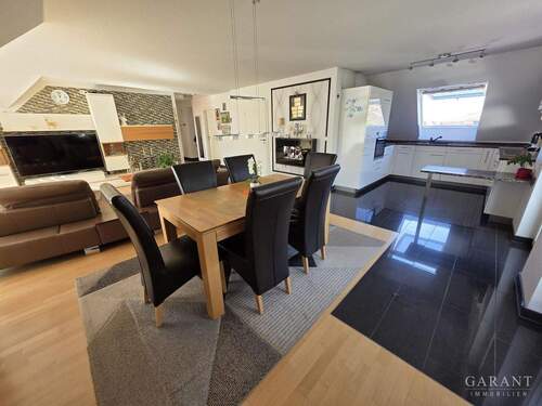 Blick in den Wohn/Ess und Küchenbereich - Etagenwohnung mit 88,00 m&sup2; in Esslingen am Neckar zum Kaufen