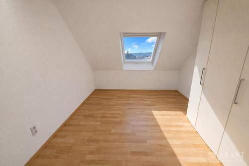 Kinderzimmer/ Büro m. Einbauschrank - 