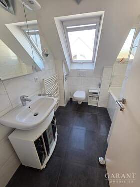 Bad m. Wanne, Dusche u. WC - 