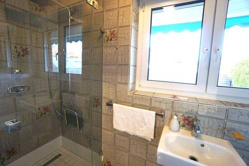 Gäste-WC mit Dusche EG - 