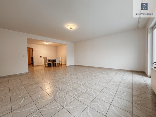 Wohnzimmer mit Blick ins Esszimmer - 