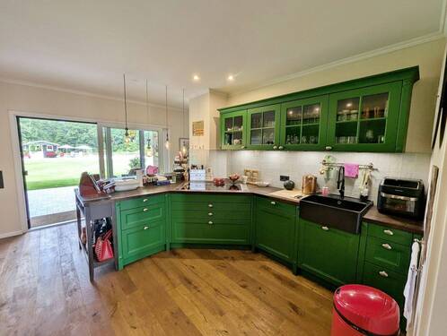 Küche mit elektrischer Schiebetür zur Terrasse - 