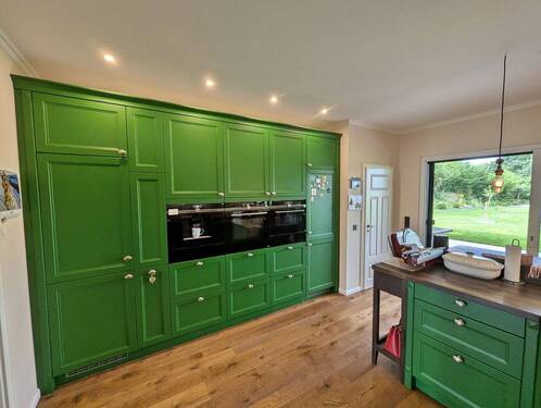 Küche mit Eingang zur Speisekammer - 