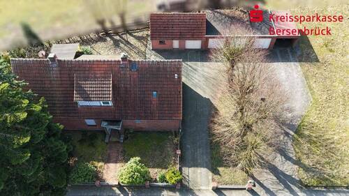 Hausansicht mit Nebengebäude - 