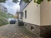 Parkplätze und Eingang - 