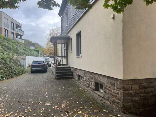 Parkplätze und Eingang - 