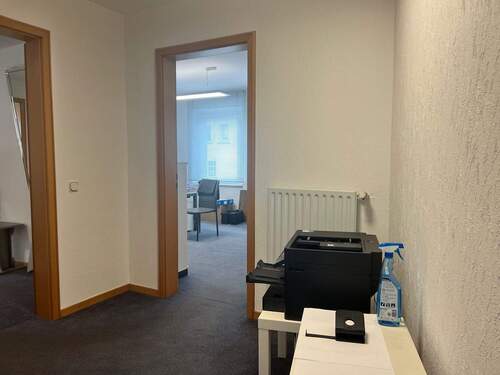 Teil des Flures - 4 Zimmer Büro in Engelskirchen