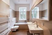 Tageslichtbad mit Dusche und Wanne - 
