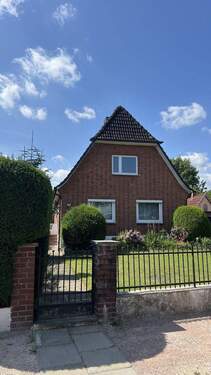 Frontansicht Haus - Grundstück mit Sanierungsobjekt in Hamburg-Meiendorf - 2 Generationen möglich