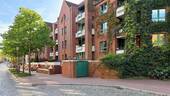 Hausansicht seitlich - Großzügige 2-Zimmer-Wohnung mit 2 TG-Stellplätzen, Balkon, Aufzug, uvm. Muhliusstraße, Kiel