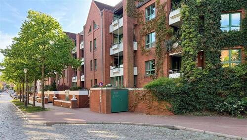 Hausansicht seitlich - Großzügige 2-Zimmer-Wohnung mit 2 TG-Stellplätzen, Balkon, Aufzug, uvm. Muhliusstraße, Kiel