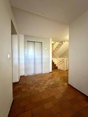 Hauseingang Aufzug und Treppenhaus - 