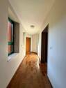 Heller Flur zur Wohnung - 