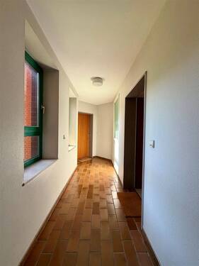 Heller Flur zur Wohnung - 