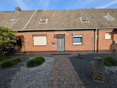 Hausansicht - Reihenhaus mit schönem Garten und mit Garage in Kellen