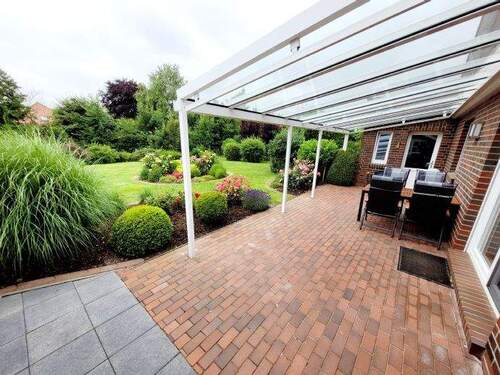Terrasse mit Glaselementen überdacht - 