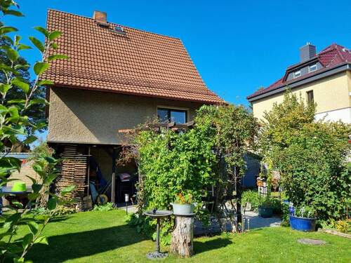 Hinter dem Haus im Garten - 