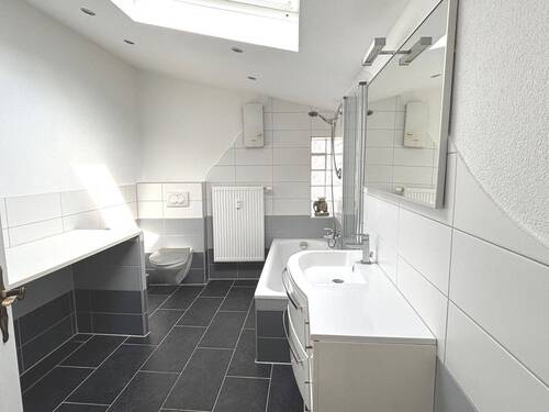 Bad mit Wanne u. Fenster - GEMÜTLICHE 3-ZKB- WOHNUNG IN FAST ZENTRALER LAGE IN 66773 SCHWALBACH SAAR