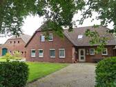 Vorderansicht Hof - *RESERVIERT* Einfamilienhaus mit Einliegerwohnung und Scheune auf ca. 4.000 m² in Bockhorn