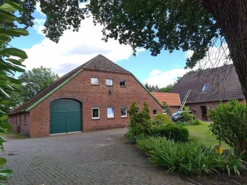 Vorderansicht Scheune - 8 Zimmer Mehrfamilienhaus, Wohnhaus in Bockhorn