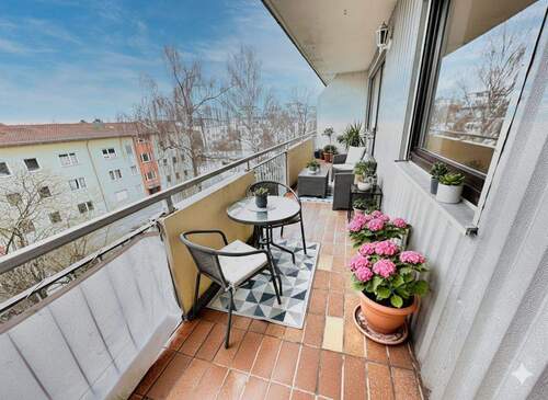 Ihr Balkon - mit KI dekoriert - 