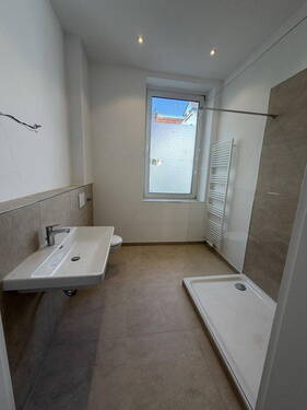 Bild 1 - Renovierte 2-Zimmer-Wohnung mit neuem Badezimmer im Katharinenviertel - Befristete Vermietung