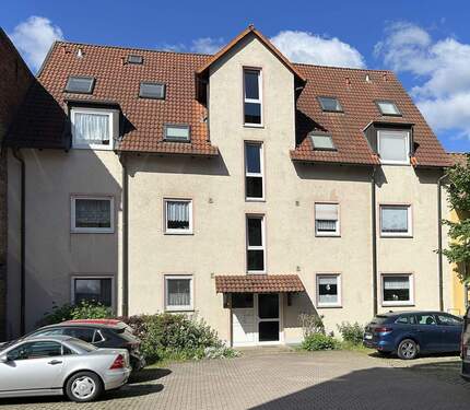 Hausansicht - 3-Zimmer-Eigentumswohnung mit Balkon, Tiefgaragenstellplatz und Außenstellplatz!