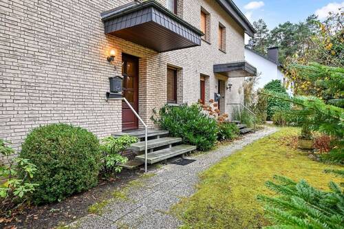 Hauseingang & Vorgarten - 5 Zimmer Doppelhaushälfte in Oerlinghausen