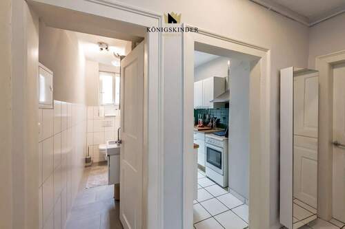 Flur mit Zugang ins Bad und Küche - 