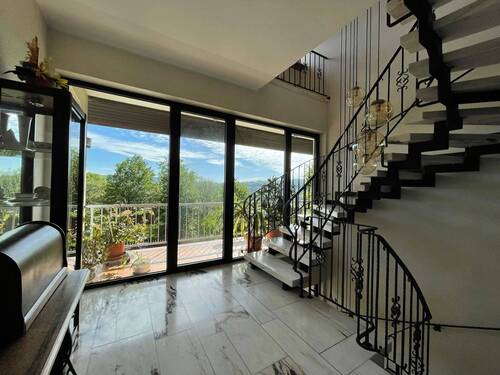 Treppenhaus - 7 Zimmer Etagenwohnung zum Kaufen in Arnsberg