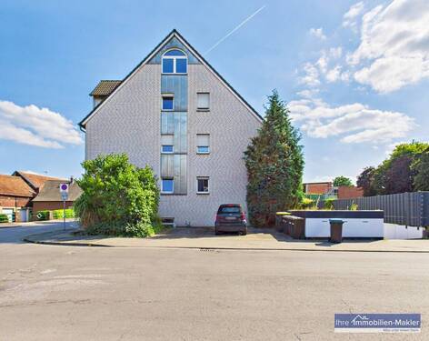 Ansicht Haus - PKW-Stellplatz - 3 Zimmer Etagenwohnung zur Miete in Waltrop
