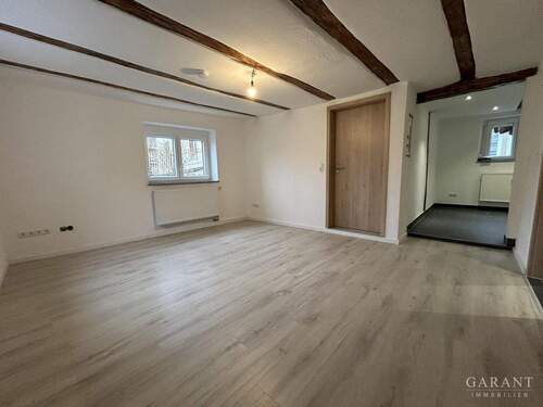 Wohnzimmer - Kernsanierte 2 Zimmer-Wohnung mit neuer Küche und Stellplatz