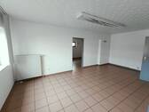 Büroraum 2 (2).jpg - Büro im Erdgeschoss mit pantry Küche, Duschbad, stufenlosem Zugang und 2 Stellplätzen inklusive!