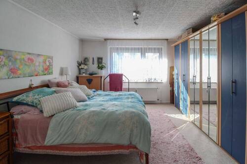 Schlafzimmer Erdgeschoss - Einfamilienhaus mit 199,00 m² in Bergisch Gladbach zum Kaufen
