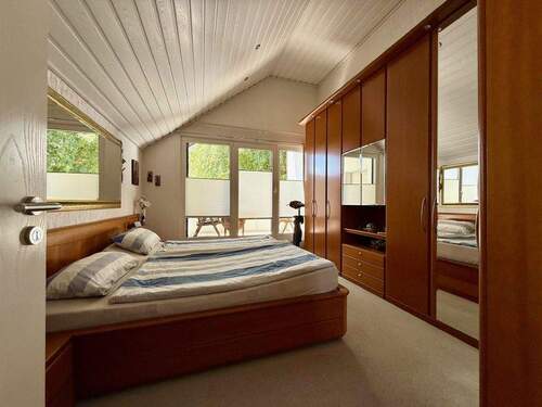 Obergeschoss: Elternschlafzimmer mit Loggia - 