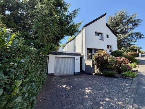 Split Level Haus Fröndenberg (Frontansicht) - FröndenbergRuhr: Split-Level-Einfamilienhaus in bevorzugter Wohnlage - Ein echtes Liebhaberstück!