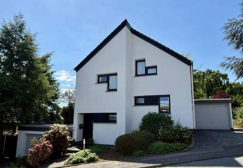 Split Level Haus Fröndenberg (Frontansicht) - 5 Zimmer Einfamilienhaus zum Kaufen in Fröndenberg/Ruhr