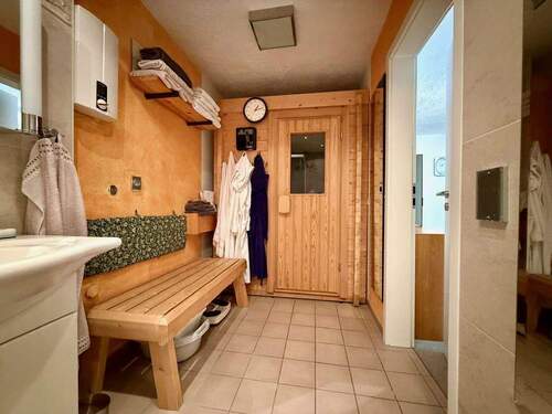Einliegerwohnung: Duschbad mit Sauna - 