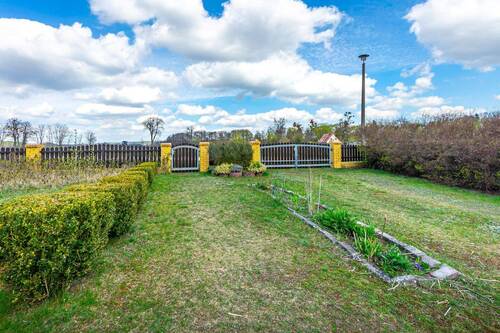 Blick vom Eingang zur Straße - 