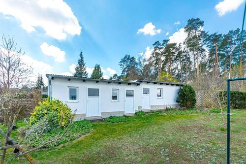 Nebengebäude mit Garage - 