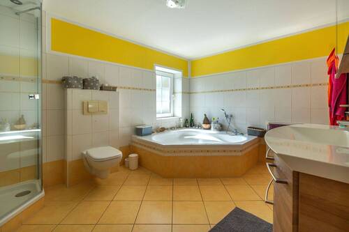EG - Badezimmer mit Wannenbad - 