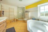 EG - Badezimmer mit Wannenbad und Dusche - 