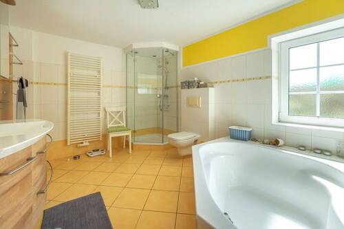 EG - Badezimmer mit Wannenbad und Dusche - 