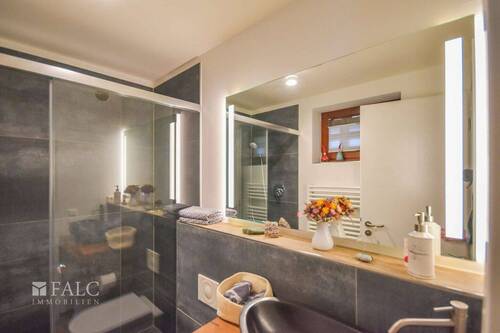 Badezimmer in der Einliegerwohnung - 5 Zimmer Doppelhaushälfte zum Kaufen in Dinslaken