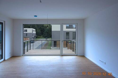 Wohnzimmer mit Balkon - 3 Zimmer Etagenwohnung in Bestensee