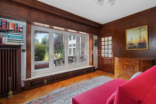 Arbeits- oder Lesezimmer in hanseatischem Stil mit Gartenblick - 