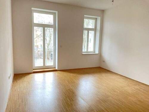 Wohnzimmer - HOCHWERTIGE ALTBAUWOHNUNG MIT PARKETT, BALKON, Gartenanteil, FUßBODENHEIZUNG, LIFT SOWIE PKW-SP
