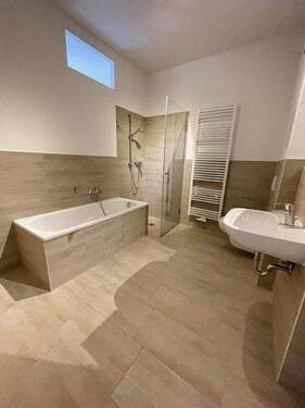modernes Bad mit Wanne und Dusche - Etagenwohnung mit 80,60 m&sup2; in Chemnitz zur Miete
