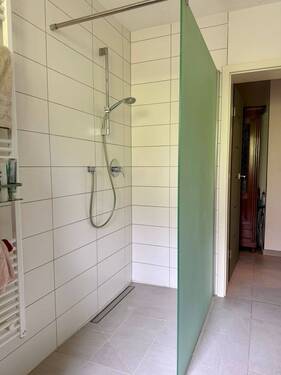 ..mit bodentiefer Dusche - 
